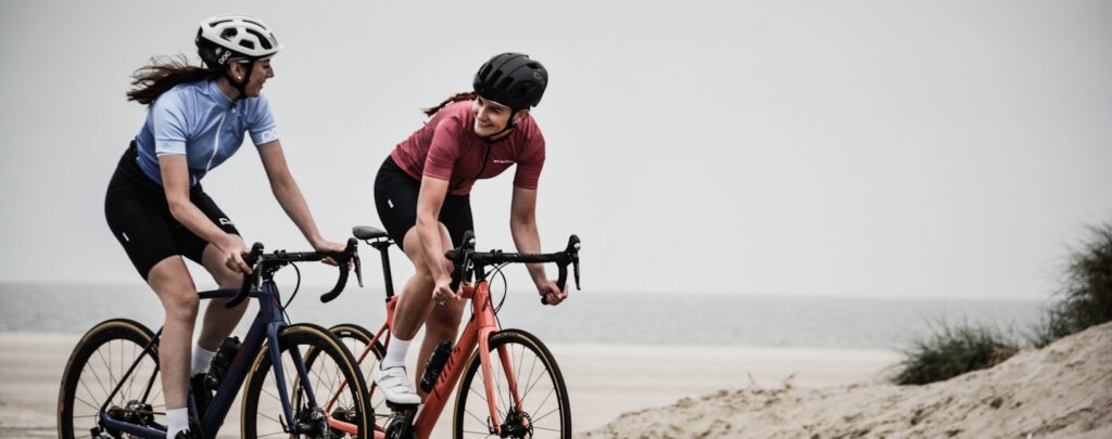 Ciclista entrenando con productos deportivos PB Partner